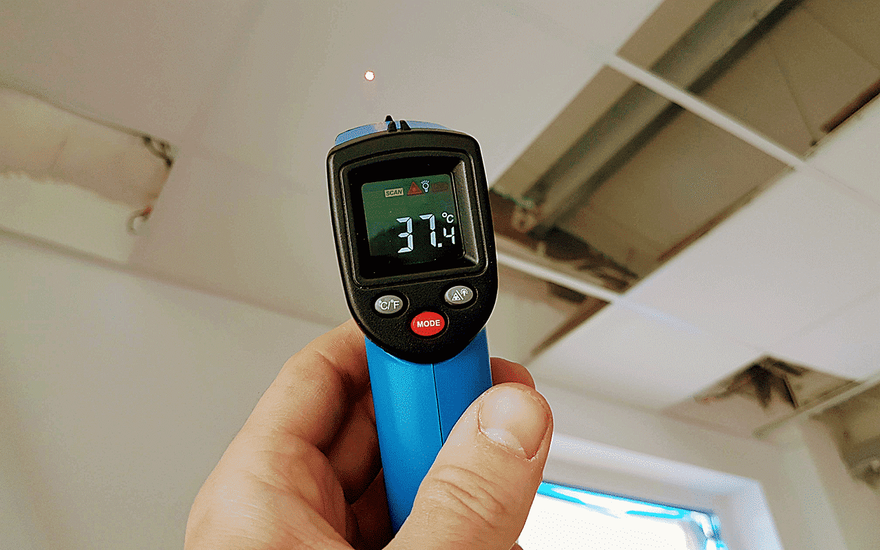 termometr pokazuje temperaturę folii grzewczej