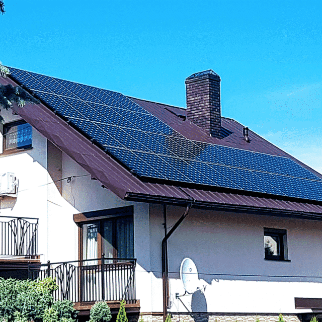dom z fotowoltaiką na dachu